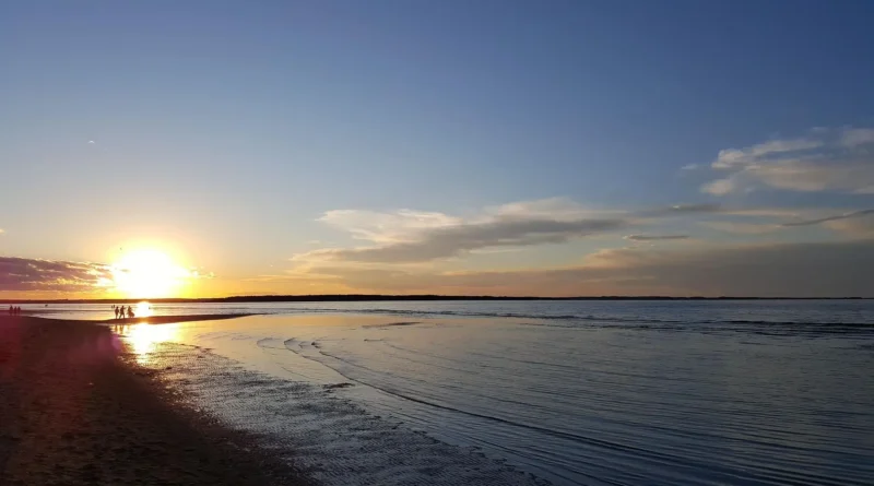 camping in New Brunswick - Hopewell Rocks coastline at low tide